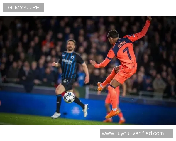 足总杯惊现乌龙球巴萨小胜巴黎圣日耳曼引发全场热议